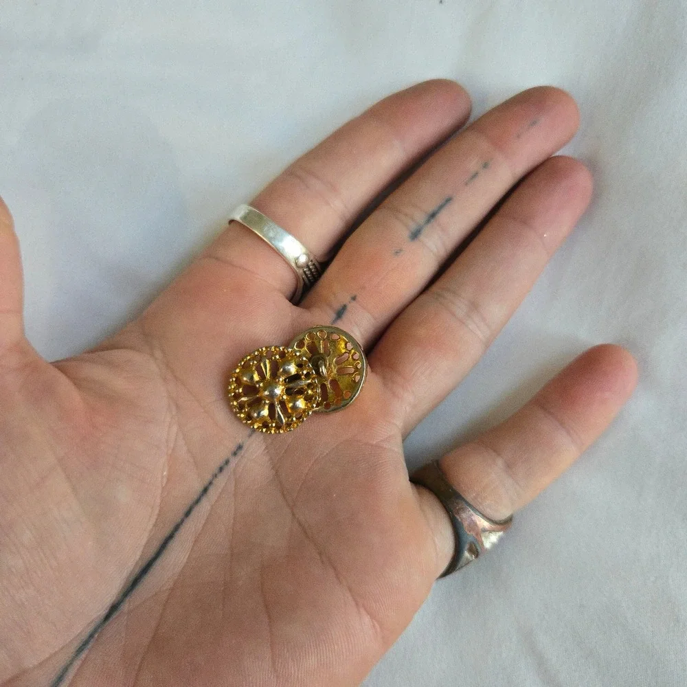VTG Cufflinks Mens Gold Round Openwork Unbranded Ornate Filigree Floral Gold EUC